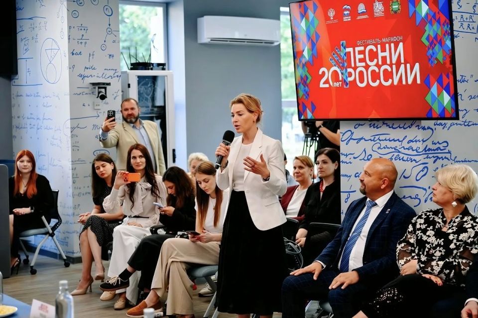 Песни России. Первая веха в летописи ХХ юбилейного Всероссийского фестиваля-марафона «Песни России», в котором в нынешнем году впервые участвует ансамбль песни и танца «Донбасс»: завершились выступления в городах Калужской... Песни России. Первая веха в летописи ХХ юбилейного Всероссийского фестиваля-марафона «Песни России», в котором в нынешнем году впервые участвует ансамбль песни и танца «Донбасс»: завершились выступления в городах Калужской...