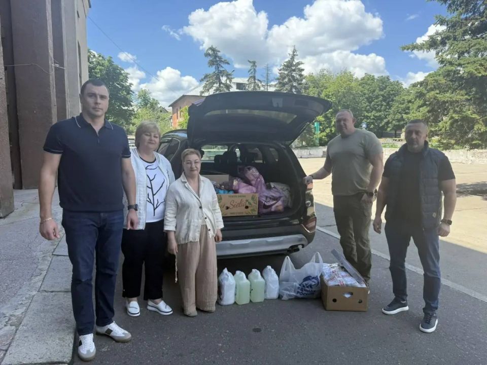 Заместитель главы Администрации городского округа Макеевка Донецкой Народной Республики, председатель «Совета женщин города Макеевки» Регионального отделения «Союз женщин России» Ирина Сидякина совместно с депутатами...