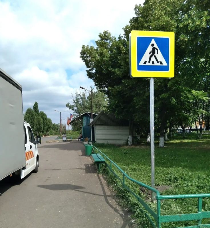В Снежном ведутся работы по установке новых дорожных знаков В Снежном ведутся работы по установке новых дорожных знаков