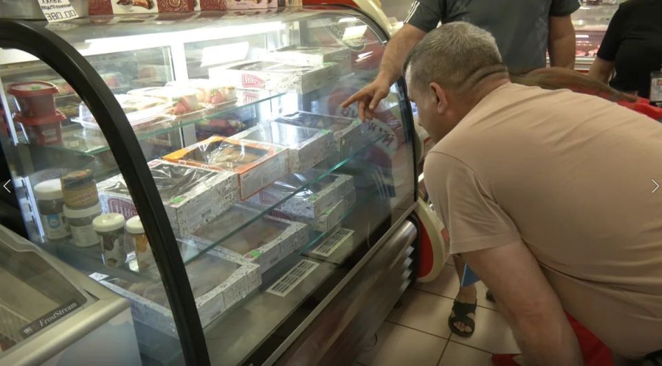 Роман Конев: Активисты «Народного контроля» из Горловки проверили магазины в Калининском районе, чтобы убедиться, что покупатели получают качественную питьевую воду по справедливой цене и что торговые точки соблюдают все... Роман Конев: Активисты «Народного контроля» из Горловки проверили магазины в Калининском районе, чтобы убедиться, что покупатели получают качественную питьевую воду по справедливой цене и что торговые точки соблюдают все...