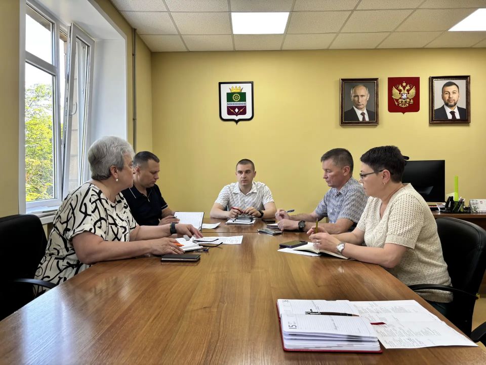 Врип главы муниципального образования Старобешевский муниципальный округ Алексей Черкашин провел оперативное совещание, на котором обсудили ключевые вопросы округа