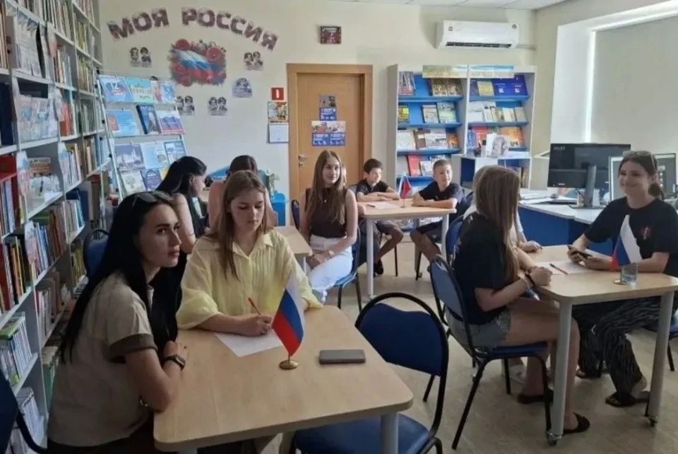 В Мангуше для молодёжи провели викторину «Единое сердце Великой страны» В Мангуше для молодёжи провели викторину «Единое сердце Великой страны»