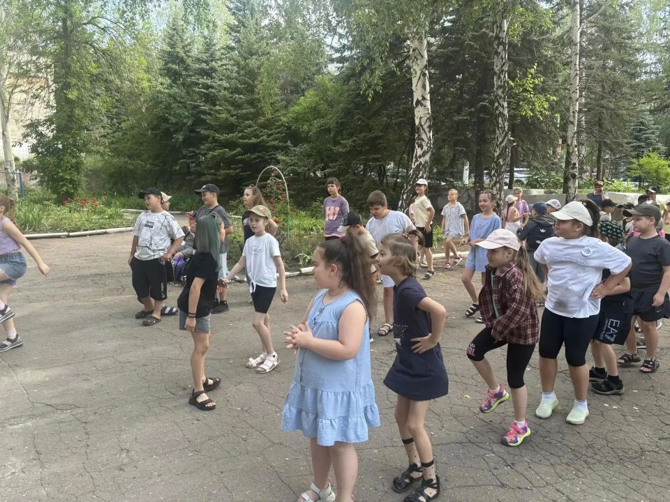 В пришкольном лагере с дневным пребыванием детей «Улыбка» на базе ГБОУ «Гимназия г.о. Торез» особое внимание уделяется физическому развитию и здоровому образу жизни ребят В пришкольном лагере с дневным пребыванием детей «Улыбка» на базе ГБОУ «Гимназия г.о. Торез» особое внимание уделяется физическому развитию и здоровому образу жизни ребят