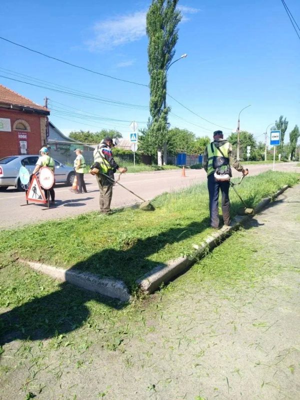 С заботой об округе. На минувшей неделе коллектив коммунального предприятия «Эко-Комфорт-Сервис» продолжал комплексную работу по благоустройству наших населенных пунктов С заботой об округе. На минувшей неделе коллектив коммунального предприятия «Эко-Комфорт-Сервис» продолжал комплексную работу по благоустройству наших населенных пунктов