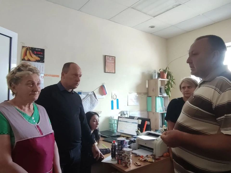 Начальник Тельмановского территориального отдела провел встречу с жителями пгт Тельманово, в ходе которого разъяснял и отвечал на поступившие вопросы Начальник Тельмановского территориального отдела провел встречу с жителями пгт Тельманово, в ходе которого разъяснял и отвечал на поступившие вопросы