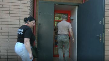 Роман Конев: Активисты «Народного контроля» из Горловки проверили магазины в Калининском районе, чтобы убедиться, что покупатели получают качественную питьевую воду по справедливой цене и что торговые точки соблюдают все...