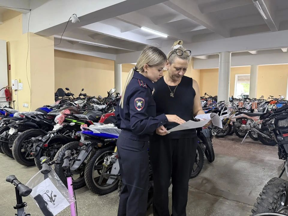 Сотрудники ГАИ проводят профилактические беседы в местах продажи мототехники Сотрудники ГАИ проводят профилактические беседы в местах продажи мототехники