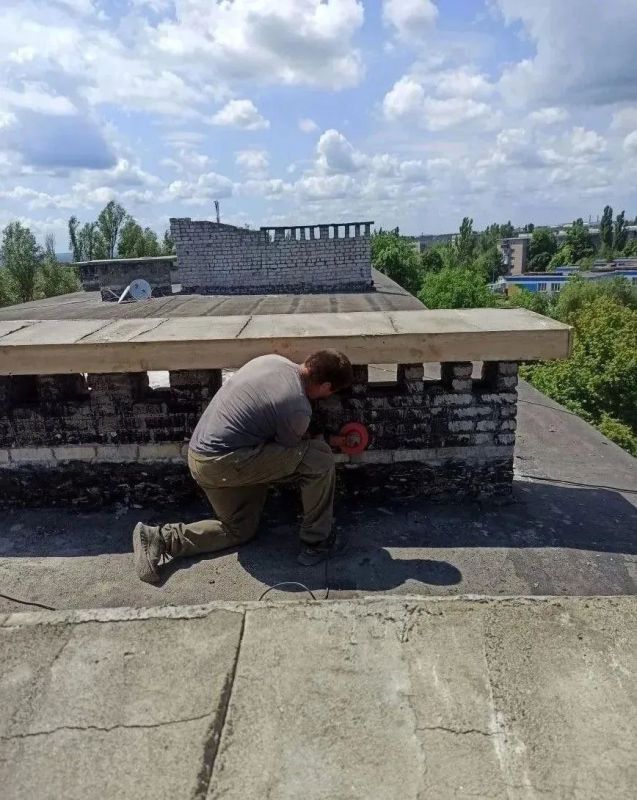 Рабочие Хабаровского края продолжают ремонт в доме на улице Узловой в Дебальцево Рабочие Хабаровского края продолжают ремонт в доме на улице Узловой в Дебальцево