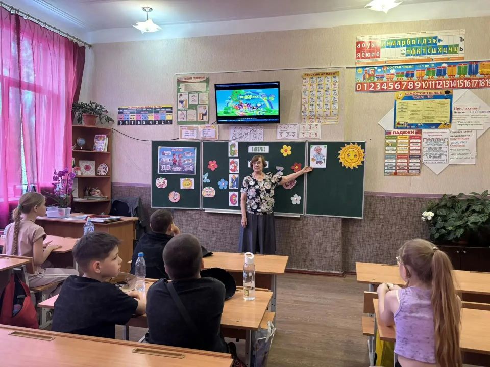 В пришкольном лагере с дневным пребыванием детей «Улыбка» на базе ГБОУ «Гимназия г.о. Торез» особое внимание уделяется физическому развитию и здоровому образу жизни ребят