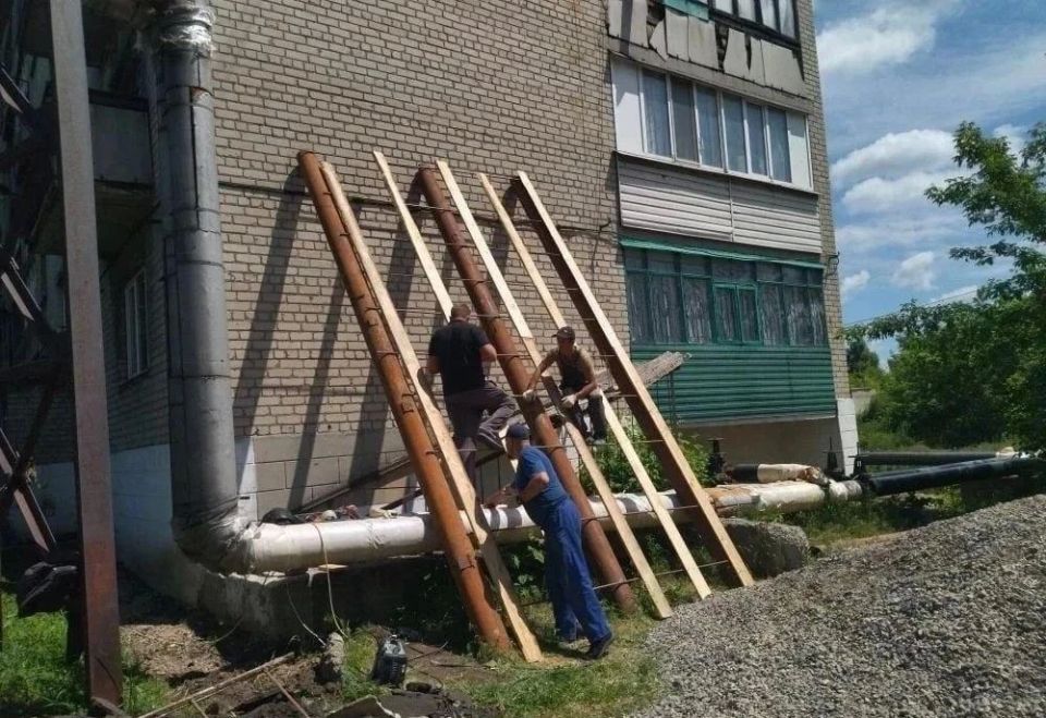 Рабочие Хабаровского края продолжают ремонт в доме на улице Узловой в Дебальцево Рабочие Хабаровского края продолжают ремонт в доме на улице Узловой в Дебальцево
