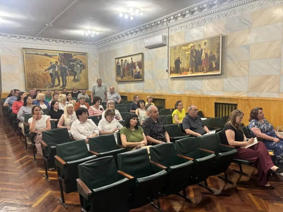 Дмитрий Блинов: Сегодня состоялось аппаратное совещание с участием руководителей всех структурных и территориальных подразделений Администрации округа, а также представителей подведомственных учреждений, организаций и... Дмитрий Блинов: Сегодня состоялось аппаратное совещание с участием руководителей всех структурных и территориальных подразделений Администрации округа, а также представителей подведомственных учреждений, организаций и...