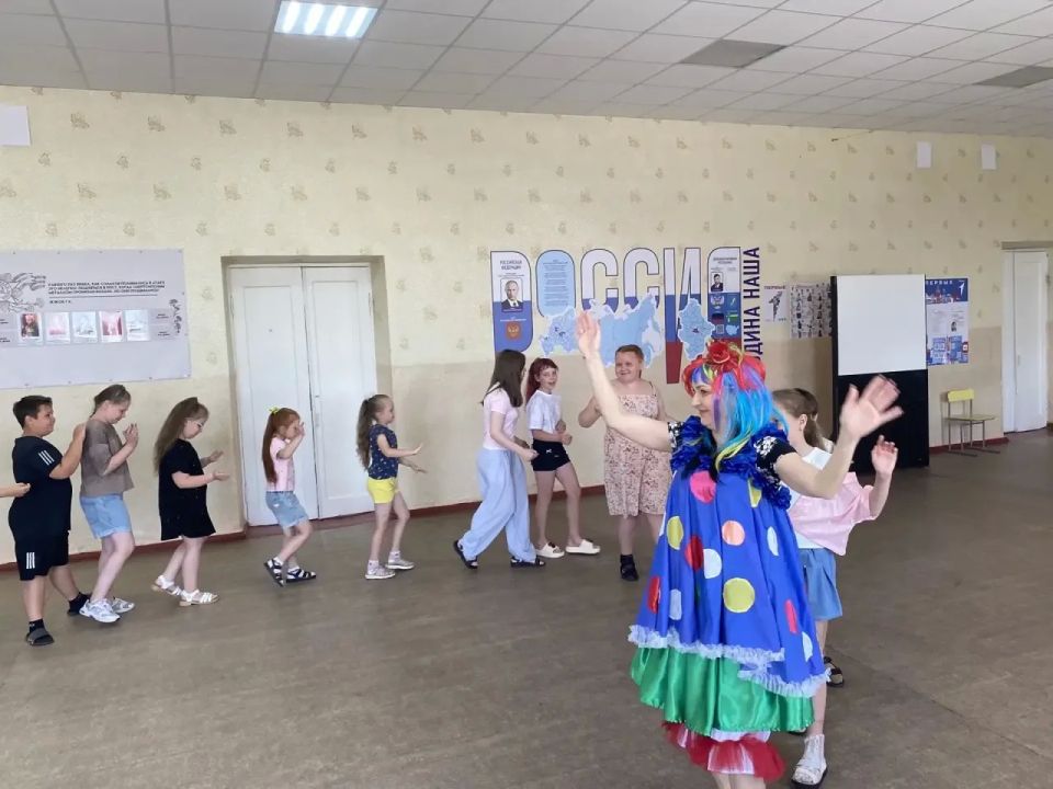 Сегодня,в летнем школьном лагере «Цветиксемицветик» на базе ГБОУ «СШ № 18 г. о. Харцызск» состоялось яркое и запоминающееся событие — игровая программа «Лето - это мы!» с любимой ведущей из Зугрэсского ГДК - Богдановой... Сегодня,в летнем школьном лагере «Цветиксемицветик» на базе ГБОУ «СШ № 18 г. о. Харцызск» состоялось яркое и запоминающееся событие — игровая программа «Лето - это мы!» с любимой ведущей из Зугрэсского ГДК - Богдановой...