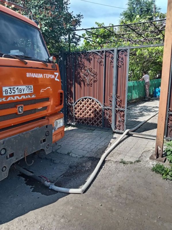 В Кировском внутригородском районе при поддержке региона-шефа Московская область продолжается подвоз воды для жителей домов, в которые в установленный графиком день не поступила вода В Кировском внутригородском районе при поддержке региона-шефа Московская область продолжается подвоз воды для жителей домов, в которые в установленный графиком день не поступила вода