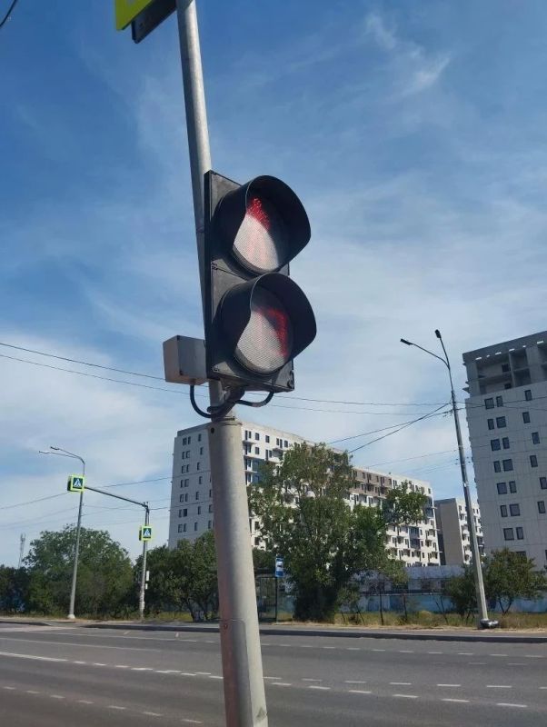 Дорожники восстановили работу светофора на Володарском шоссе Дорожники восстановили работу светофора на Володарском шоссе
