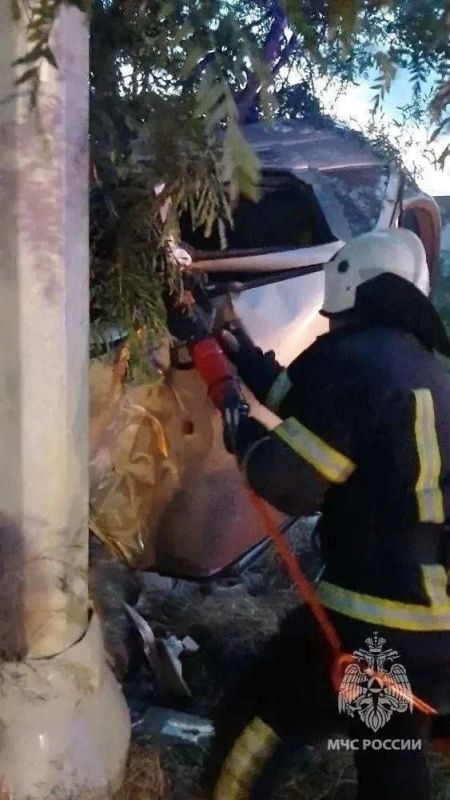 Мужчина погиб в Мариуполе после удара легковушки о столб Мужчина погиб в Мариуполе после удара легковушки о столб