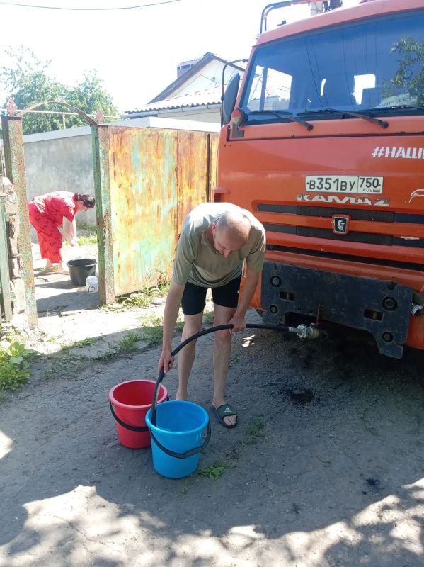 В Кировском внутригородском районе при поддержке региона-шефа Московская область продолжается подвоз воды для жителей домов, в которые в установленный графиком день не поступила вода