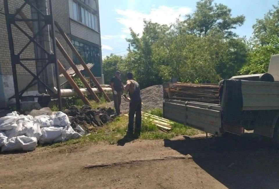 Рабочие Хабаровского края продолжают ремонт в доме на улице Узловой в Дебальцево Рабочие Хабаровского края продолжают ремонт в доме на улице Узловой в Дебальцево