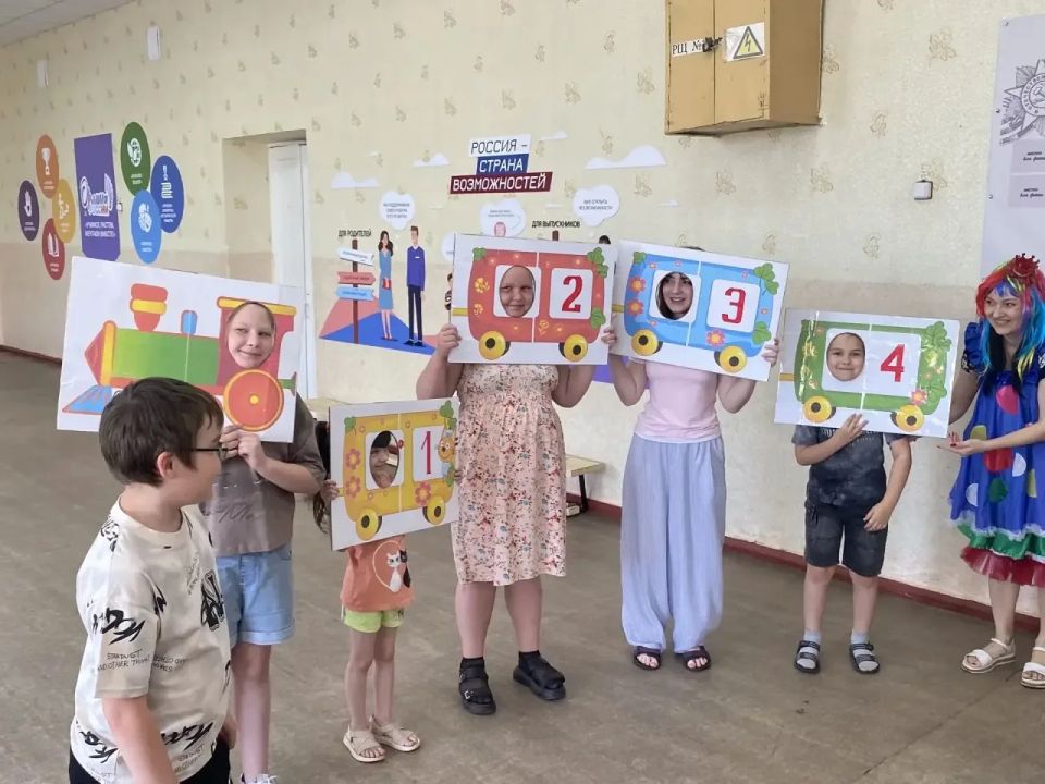 Сегодня,в летнем школьном лагере «Цветиксемицветик» на базе ГБОУ «СШ № 18 г. о. Харцызск» состоялось яркое и запоминающееся событие — игровая программа «Лето - это мы!» с любимой ведущей из Зугрэсского ГДК - Богдановой... Сегодня,в летнем школьном лагере «Цветиксемицветик» на базе ГБОУ «СШ № 18 г. о. Харцызск» состоялось яркое и запоминающееся событие — игровая программа «Лето - это мы!» с любимой ведущей из Зугрэсского ГДК - Богдановой...