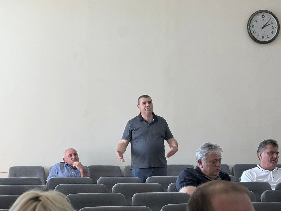 Провел расширенное рабочее совещание Провел расширенное рабочее совещание