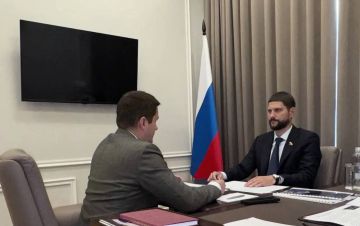 Александр Волошин: Сегодня провели рабочую встречу с исполняющим обязанности министра экономического развития ДНР Дмитрием Красновым