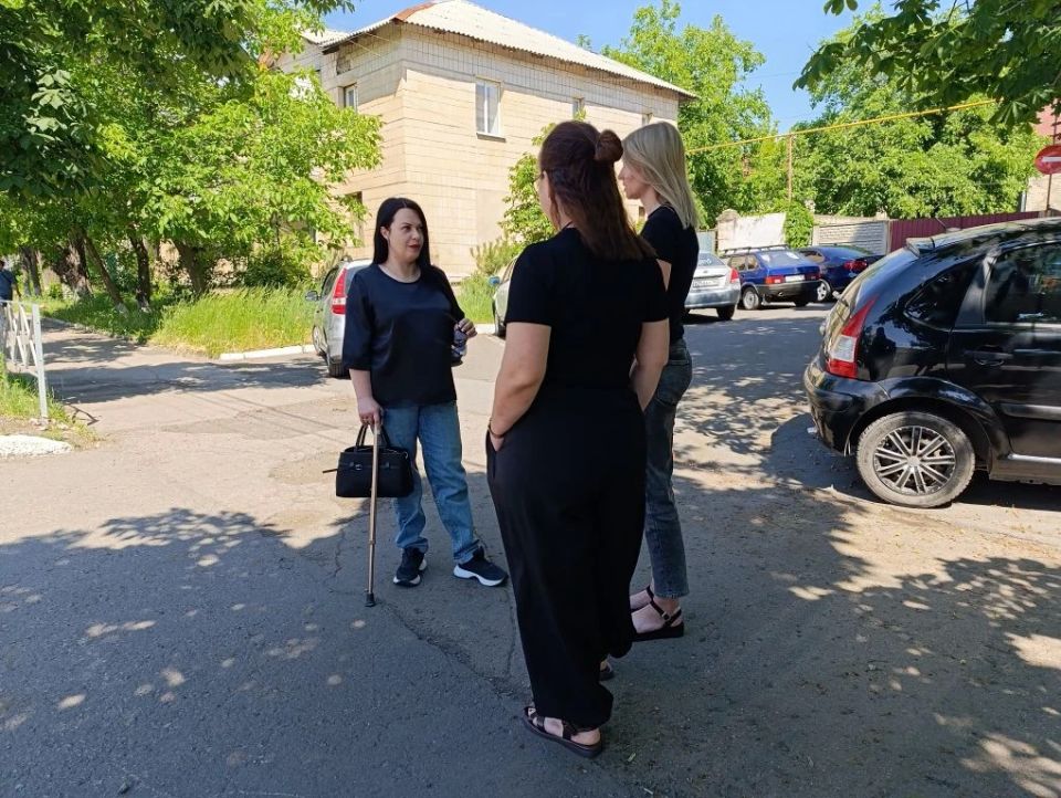 Общаемся с жителями. Анастасия Кисиневская, депутат Снежнянского городского совета ДНР первого созыва фракции Всероссийской политической партии «Единая Россия» пообщалась с гражданами по улице Ленина Общаемся с жителями. Анастасия Кисиневская, депутат Снежнянского городского совета ДНР первого созыва фракции Всероссийской политической партии «Единая Россия» пообщалась с гражданами по улице Ленина