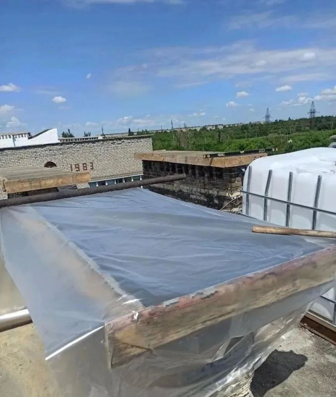 Рабочие Хабаровского края продолжают ремонт в доме на улице Узловой в Дебальцево Рабочие Хабаровского края продолжают ремонт в доме на улице Узловой в Дебальцево