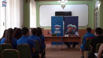 От слов к решениям. Глава городского округа Енакиево Игорь Юрьевич Мартынов встретился с самой активной молодёжью - с ребятами из Движения Первых и Молодой Гвардии Единой России Ребята подняли вопрос недостатка...