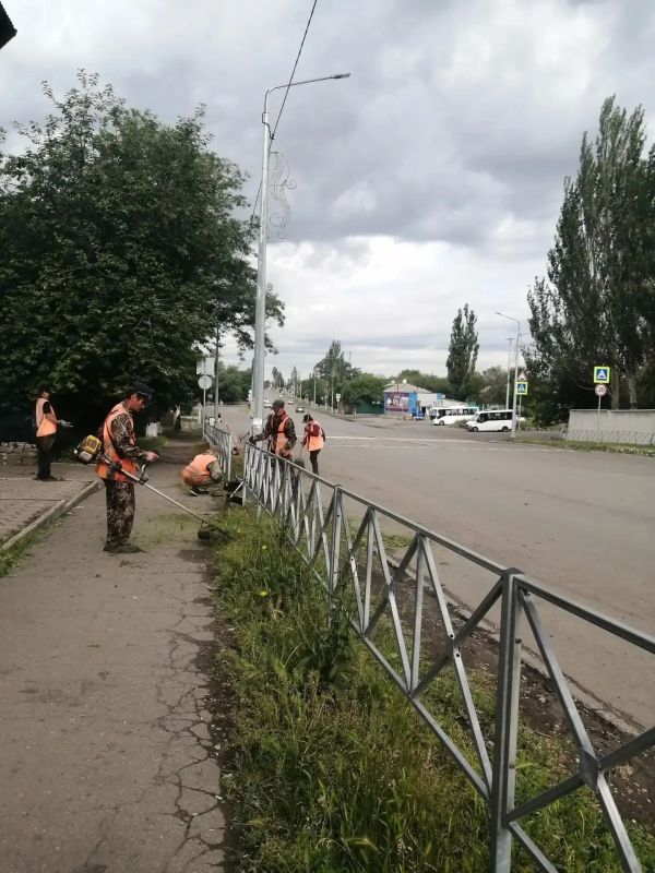 Коммунальщики Снежного продолжают благоустраивать территории общего пользования Коммунальщики Снежного продолжают благоустраивать территории общего пользования