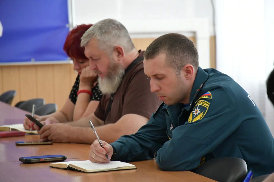 15 июня под председательством заместителя главы администрации городского округа Дебальцево Глебова Евгения Юрьевича прошло заседание комиссии по предупреждению и ликвидации чрезвычайных ситуаций и обеспечению пожарной... 15 июня под председательством заместителя главы администрации городского округа Дебальцево Глебова Евгения Юрьевича прошло заседание комиссии по предупреждению и ликвидации чрезвычайных ситуаций и обеспечению пожарной...