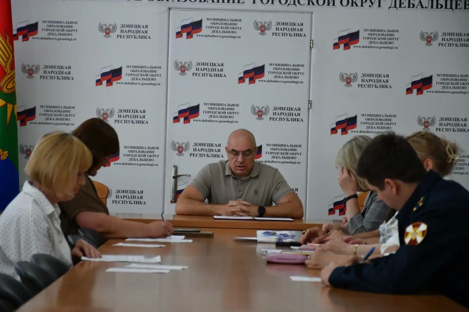 Сегодня в администрации городского округа Дебальцево состоялось заседания межведомственной комиссии по вопросам противодействия экстремизму на территории муниципального образования городского округа Дебальцево Донецкой... Сегодня в администрации городского округа Дебальцево состоялось заседания межведомственной комиссии по вопросам противодействия экстремизму на территории муниципального образования городского округа Дебальцево Донецкой...
