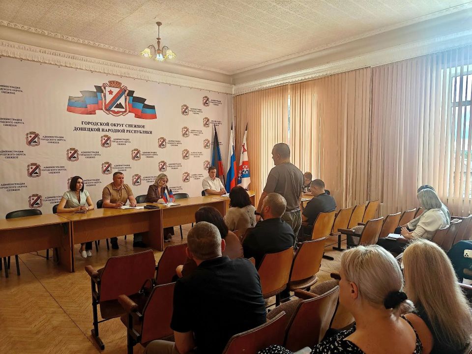 В Снежном представители органов местной власти обсудили ряд актуальных тем