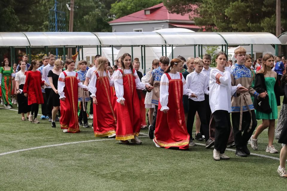Мариупольские школьники стали участниками театрализованного бала-маскарада в лагере «Дружных» в Санкт-Петербурге Мариупольские школьники стали участниками театрализованного бала-маскарада в лагере «Дружных» в Санкт-Петербурге