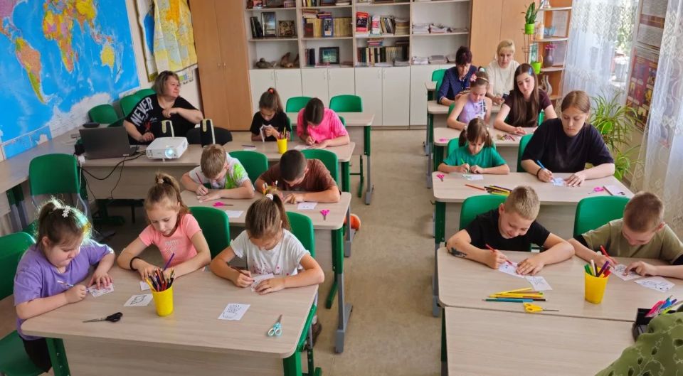 Для детей пришкольного детского оздоровительного лагеря «Солнышко» проведён экологический праздник «Всемирный день океанов», который отмечается ежегодно 8 июня и призван привлечь внимание к роли Мирового океана в жизни... Для детей пришкольного детского оздоровительного лагеря «Солнышко» проведён экологический праздник «Всемирный день океанов», который отмечается ежегодно 8 июня и призван привлечь внимание к роли Мирового океана в жизни...