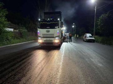Дорожные службы Московской области укладывают верхний слой асфальта на улице Островского в городе Макеевке