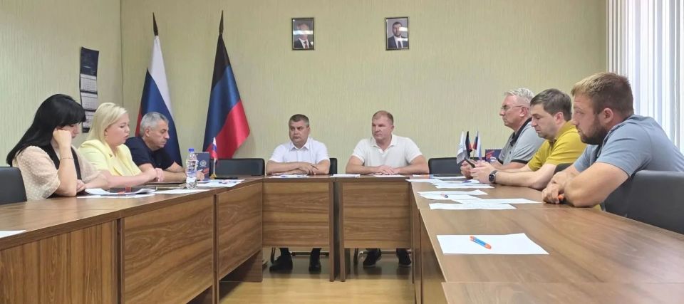 РАБОТА КОМИТЕТОВ. В Донецком городском совете состоялось заседание профильного комитета по вопросам экономической политики, инвестиций и экологической безопасности с участием председателя Донецкого городского совета Юрия...