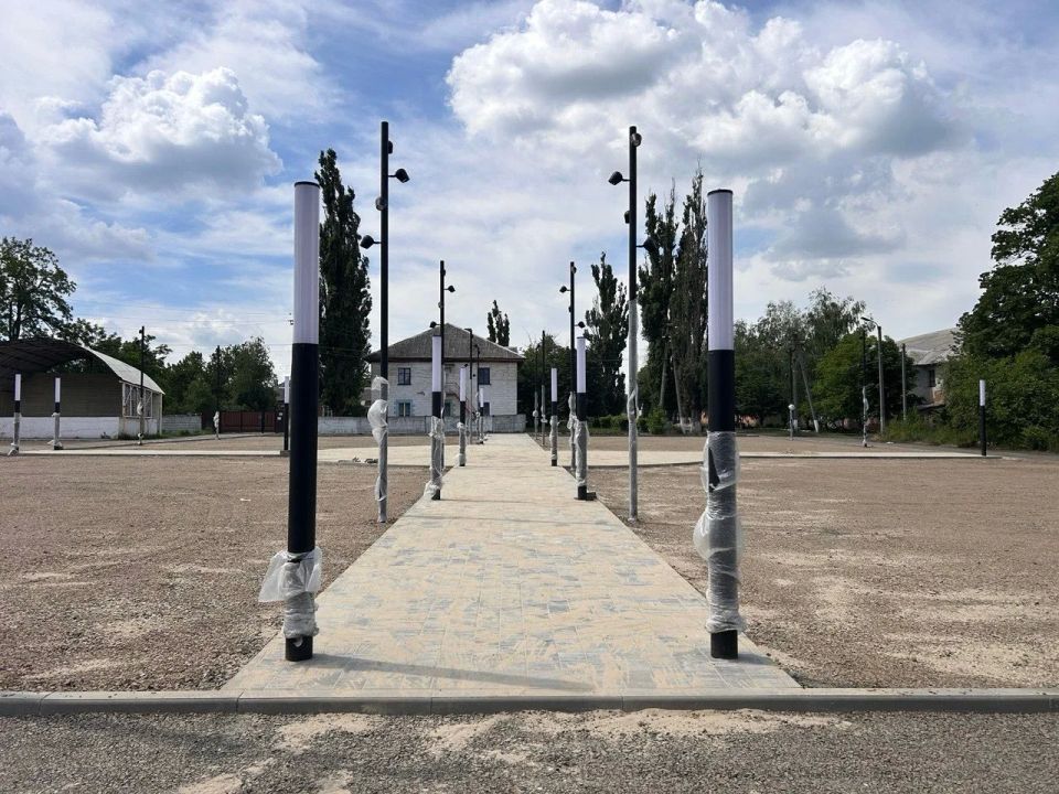 В Снежном продолжается благоустройство общественной территории В Снежном продолжается благоустройство общественной территории