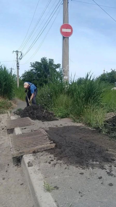 Дорожники проводят расчистку ливневок Дорожники проводят расчистку ливневок