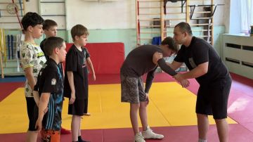 В Ясиноватой в рамках месячника «Спортивный Донбасс» и партийного проекта «Единой России» «Выбор сильных» прошла тренировка по спортивной борьбе