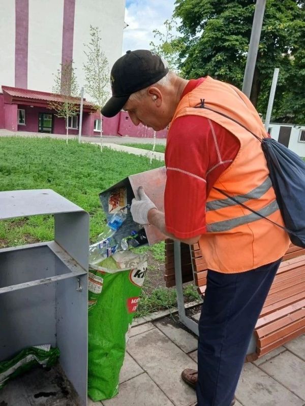Коммунальщики Снежного продолжают благоустраивать территории общего пользования Коммунальщики Снежного продолжают благоустраивать территории общего пользования
