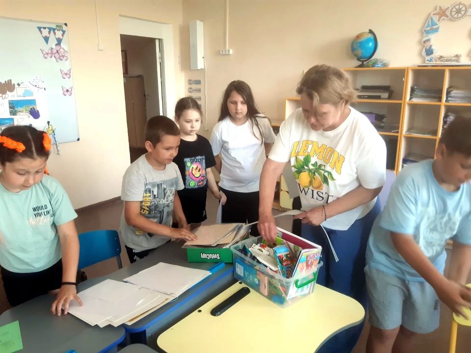 В рамках партийного проекта «Мир возможностей» для ребят из школьного лагеря в селе Мелекино организовали настоящий профориентационный десант — экскурсию в местную амбулаторию В рамках партийного проекта «Мир возможностей» для ребят из школьного лагеря в селе Мелекино организовали настоящий профориентационный десант — экскурсию в местную амбулаторию