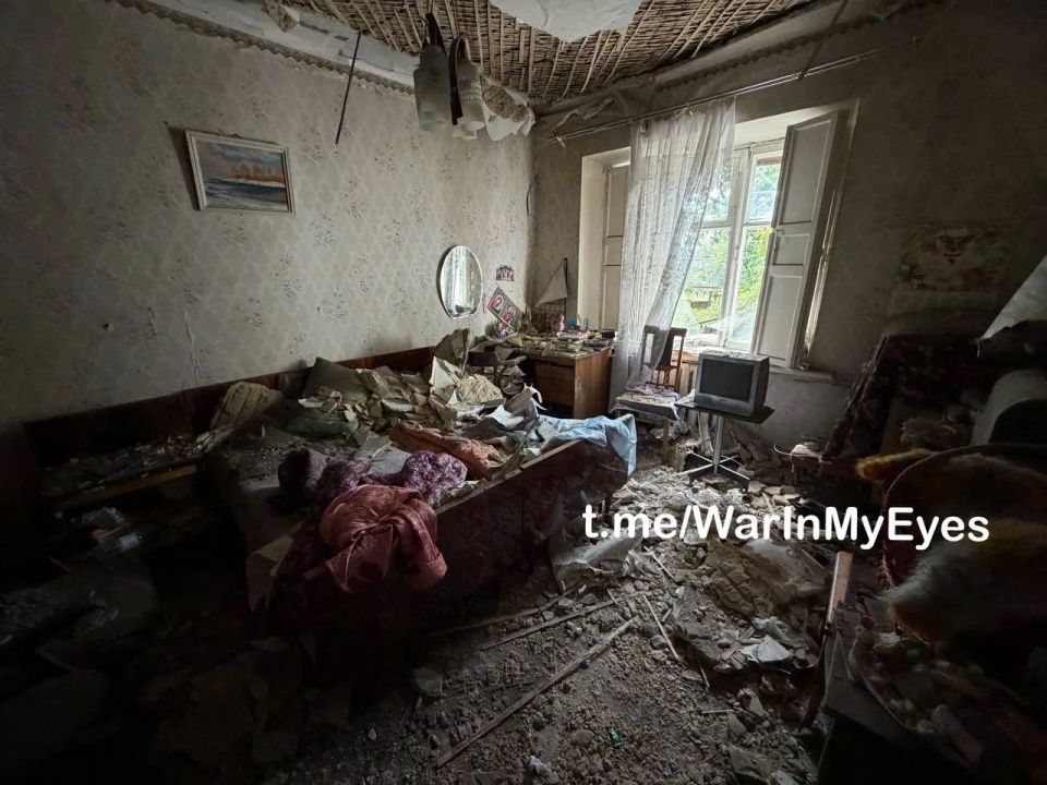 Последствия прилёта ударного БПЛА ВСУ в частный жилой дом в Кировском районе Донецка сегодня ночью Последствия прилёта ударного БПЛА ВСУ в частный жилой дом в Кировском районе Донецка сегодня ночью