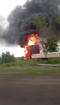 Грэм Филлипс: Многочисленные атаки беспилотников украинских нацистов на автомагистраль Мариуполь -Донецк вчера, вот фото и увы здесь водитель этого грузовика погиб - и обратите внимание что это просто пустой грузовик...