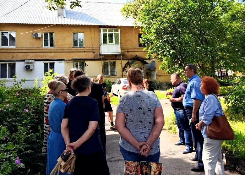 Иван Адамец: Совместно с депутатом горсовета Эдуардом Момотом провели встречу с жителями у дома № 11/2 по улице 60-летия СССР Иван Адамец: Совместно с депутатом горсовета Эдуардом Момотом провели встречу с жителями у дома № 11/2 по улице 60-летия СССР