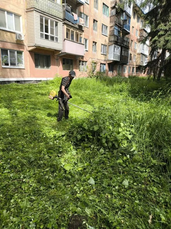 С целью приведения территории в надлежащее санитарное состояние в Кировском внутригородском районе города Макеевки силами Макеевского филиала НКО «ЕДИНЫЙ РЕГИОНАЛЬНЫЙ ФОНД ПО УПРАВЛЕНИЮ МНОГОКВАРТИРНЫМИ ДОМАМИ НА ТЕРРИТОРИИ...