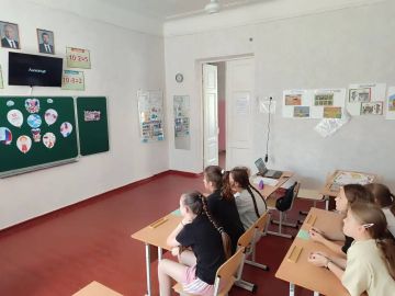 В рамках партийного проекта «Единой России» «Новая школа», направленного на патриотическое воспитание молодёжи, в ГБОУ «Школа №152 им. Героев-десантников г.о. Донецк» состоялся необычный кинопоказ