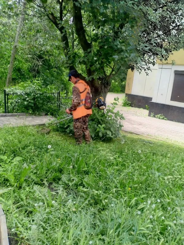 Коммунальщики Снежного продолжают благоустраивать территории общего пользования Коммунальщики Снежного продолжают благоустраивать территории общего пользования