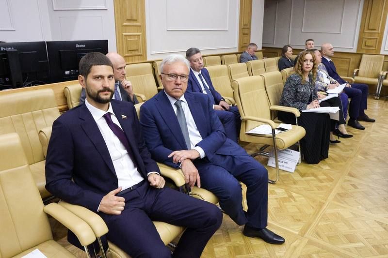 Александр Волошин: #работа_в_СФ. Сегодня в Совете Федерации прошло совместное заседание трёх комитетов: по конституционному законодательству и государственному строительству, по обороне и безопасности, а также по... Александр Волошин: #работа_в_СФ. Сегодня в Совете Федерации прошло совместное заседание трёх комитетов: по конституционному законодательству и государственному строительству, по обороне и безопасности, а также по...
