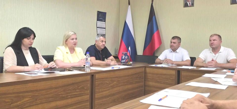 РАБОТА КОМИТЕТОВ. В Донецком городском совете состоялось заседание профильного комитета по вопросам экономической политики, инвестиций и экологической безопасности с участием председателя Донецкого городского совета Юрия... РАБОТА КОМИТЕТОВ. В Донецком городском совете состоялось заседание профильного комитета по вопросам экономической политики, инвестиций и экологической безопасности с участием председателя Донецкого городского совета Юрия...