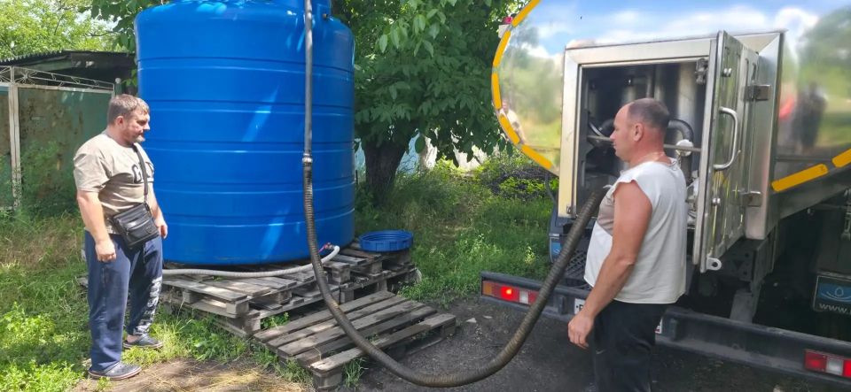 Во исполнение поручения Главы Донецкой Народной Республики Дениса Пушилина депутат Торезского городского совета Андрей Федченко проконтролировал подвоз воды в ранее установленную емкость по улице Дунайской