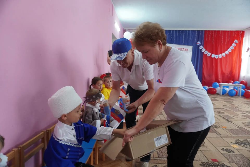 Вместе с депутатом Народного Совета Донецкой Народной Республики Золотнюком В. А. посетил торжественное мероприятие «Наша Родина – Россия», посвящённое Году единства народов России, которое состоялось в ГБДОУ «Боевской... Вместе с депутатом Народного Совета Донецкой Народной Республики Золотнюком В. А. посетил торжественное мероприятие «Наша Родина – Россия», посвящённое Году единства народов России, которое состоялось в ГБДОУ «Боевской...